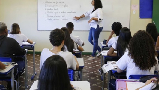 Governo de Minas nomeia mais mil professores aprovados em concurso público