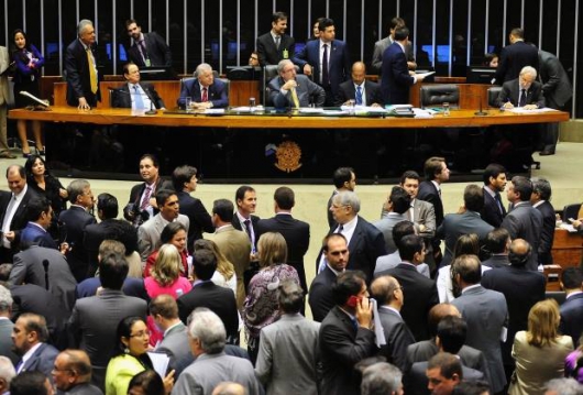 VOCÊ CONCORDA?Câmara aprova projeto que prevê mandatos distintos para senadores