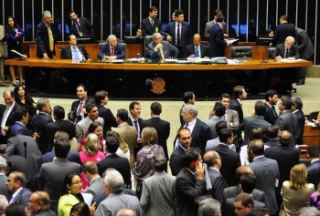 VOCÊ CONCORDA?Câmara aprova projeto que prevê mandatos distintos para senadores