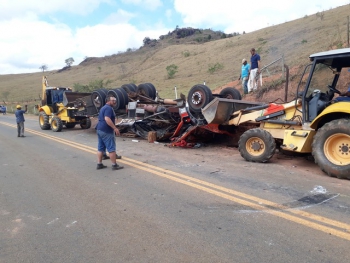 Carreta carregada de adubo tomba na BR-259, próximo a Guanhães