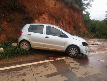 Carro bate em barranco após escorregar na pista em Santa Maria do Suaçuí