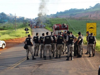 DESDOBRAMENTO: Manifestação na MG -120 em Itabira é marcada por &quot;cenário de guerra&quot;