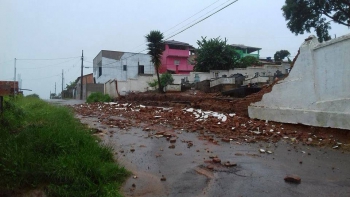 Fortes chuvas derruba parte do muro do cemitério de Guanhães