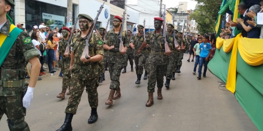 Desfile de 7 de Setembro movimenta ruas centrais de Guanhães