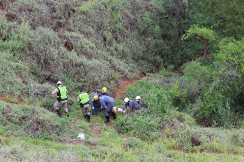 Motorista é resgatado após despencar com carro em ribanceira na MGC-129, próximo à Santa Maria de Itabira