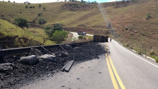 Falha nos freios faz com que caminhão de carvão tombe na MGC 259 em Coroaci