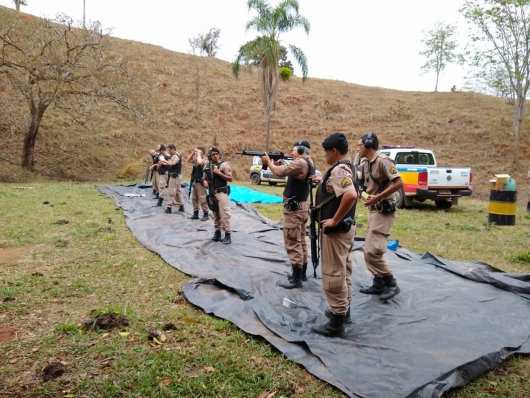 Militares do 65° batalhão realizam treinamento com fuzil