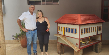 Artista guanhanense confecciona maquete, reprodução fiel do casarão histórico centenário, hoje sede da Rádio Folha FM