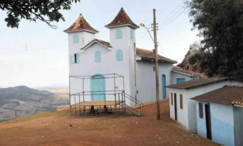 Conheça os moradores da única residência fixa da Serra do Carola, em Serro