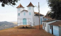 Conheça os moradores da única residência fixa da Serra do Carola, em Serro