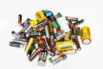 FOLHA SUSTENTABILIDADE: Você sabia que pilhas e baterias usadas não podem ser jogadas no lixo comum?