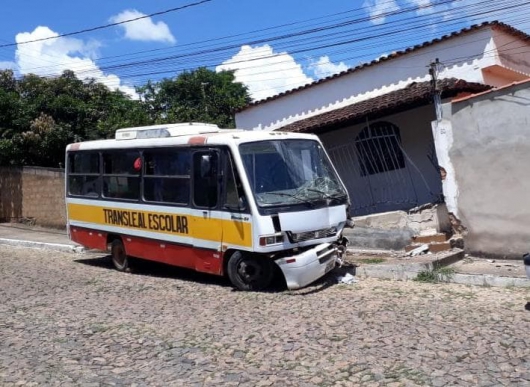 Micro-ônibus escolar perde freio e atinge casa próximo à Escola Pingo de Luz