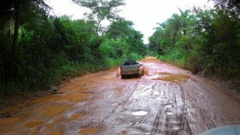 Faça chuva ou faça sol, usuários da MG-229 são forçados a lidar com os transtornos causados pelas péssimas condições da estrada