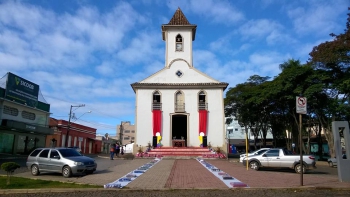Corpus Christi leva católicos para as ruas de Guanhães
