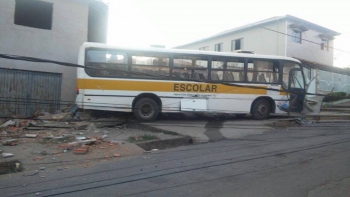 Parte de Guanhães fica sem energia por horas, após colisão de ônibus escolar com poste no Nossa Senhora Aparecida