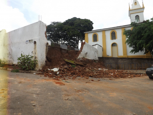 Após 46 dias, muro do Cemitério de Guanhães continua em situação precária e outra parte desaba