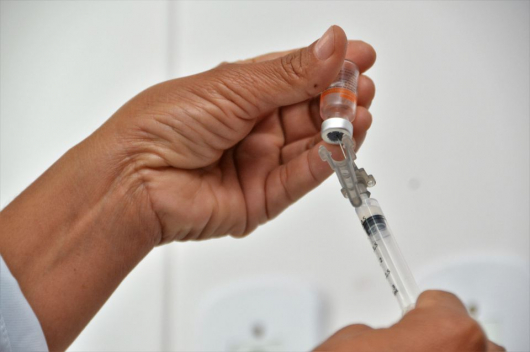 COVID-19: Vacinação de pessoas com comorbidades começa em maio