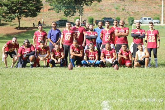Amigos se reúnem para a prática de um esporte inusitado na região: o futebol americano