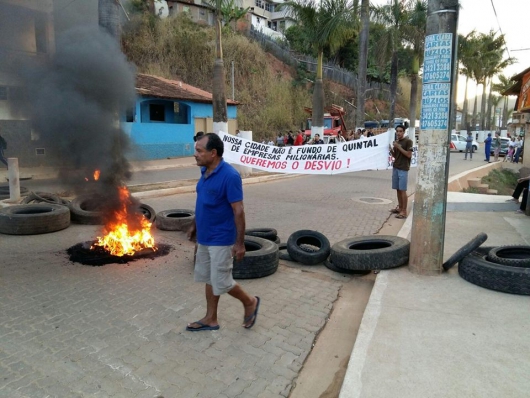 Sabinópolis: Moradores se reúnem para reivindicar desvio para caminhões que transitam na cidade