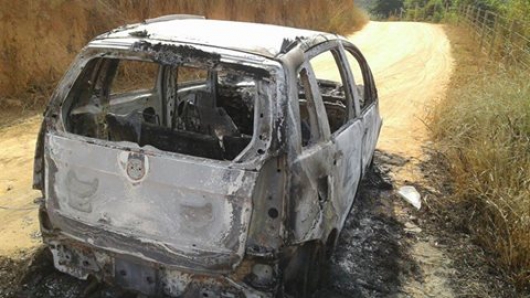 Polícia encontra veículo queimado em Santa Maria do Suaçuí