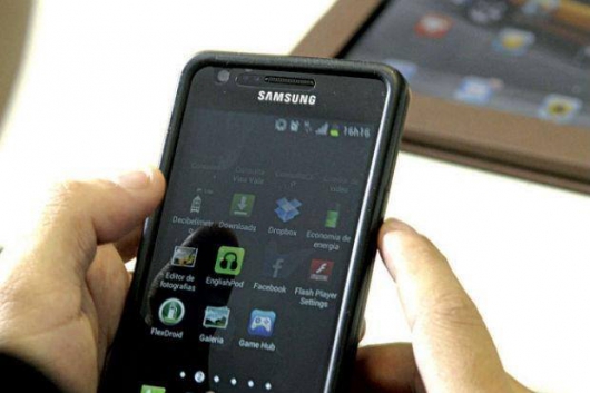 Tempo gasto com celular preocupa adolescentes e pais, mostra pesquisa