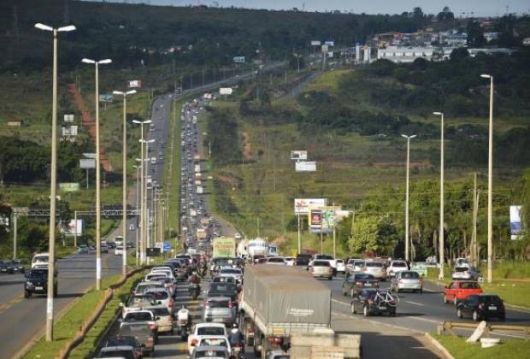 NOVAS REGRAS: Dirigir sem farol baixo durante o dia em rodovias dará multa de R$ 85