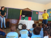 Apresentação da peça teatral de fantoches realizada pelo Parque Estadual Serra da Candonga continua nas escolas