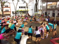 Evento esportivo em alusão ao Outubro Rosa reúne dezenas de atletas no centro de Guanhães