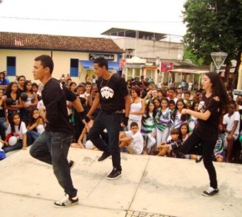 Alunos participam de marcha contra o crack em Belo Oriente