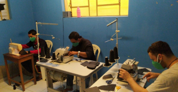 ﻿SANTA MARIA DO SUAÇUÍ: Recuperandos e voluntários da APAC se empenham na produção de máscaras para doação