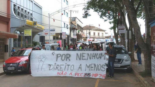 Estudantes de Guanhães, São João Evangelista e São Pedro do Suaçuí realizam ato em protesto a MP 746 e a PEC 55