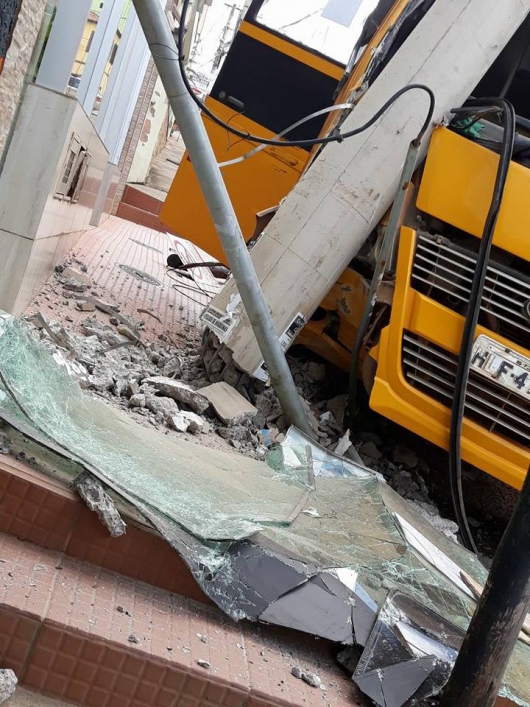 Desgovernado, Ônibus Escolar de Ferros bate em poste no centro de Guanhães