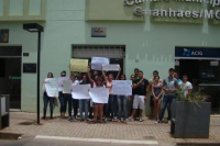 Foto tirada em fevereiro/2014 - Estudantes de São João Evangelista e Virginópolis se manifestavam pela falta do benefício que foi cortado na época