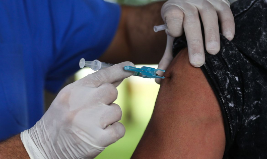 COVID: Número de brasileiros com primeira dose de vacina corresponde a 44% da população com mais de 18 anos