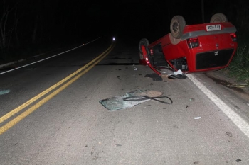 Fiat Uno com cinco ocupantes capota em rodovia perto de Ferros