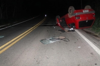 Fiat Uno com cinco ocupantes capota em rodovia perto de Ferros