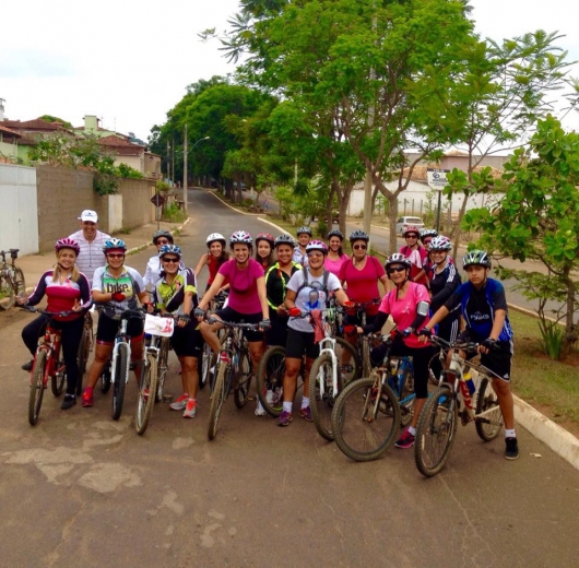 Trilha do Batom: engajadas, ciclistas se reúnem em apoio ao Outubro Rosa