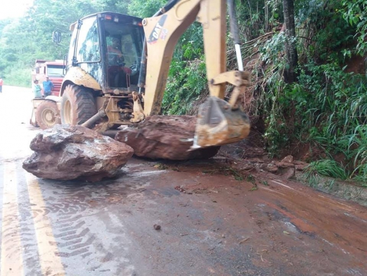 Chuva provoca estragos em cidades e rodovias que cortam a região