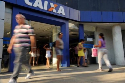 Agências da Caixa abrem mais cedo nesta segunda-feira para saques do FGTS