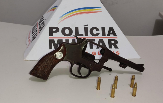 Homem é preso por porte ilegal de arma de fogo em bar de Peçanha