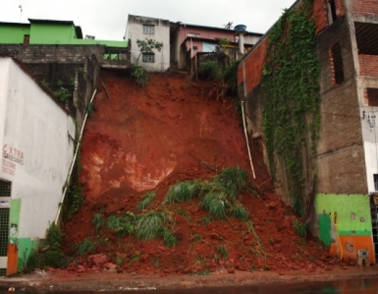 Chuva provoca deslizamento em Guanhães    