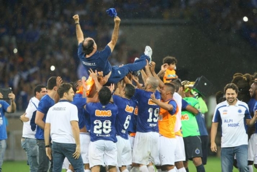 Debaixo de muita chuva, Cruzeiro bate o Goiás e é tetracampeão brasileiro