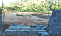 Parte do muro do Parque de Exposições de Dores de Guanhães é destruído durante obras