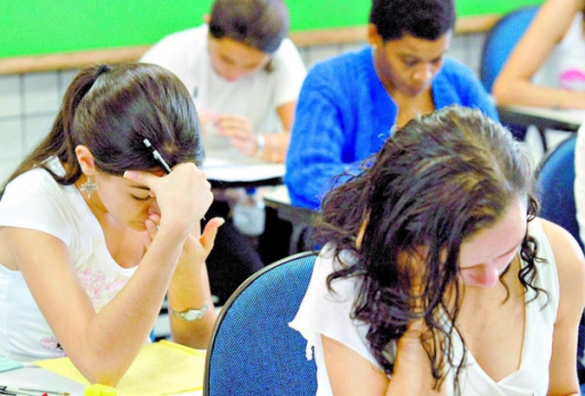 Educação: Quase metade dos alunos da rede pública sequer faz o Enem