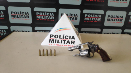 GUANHÃES: Arma de fogo usada em tentativa de homicídio é encontrada em matagal