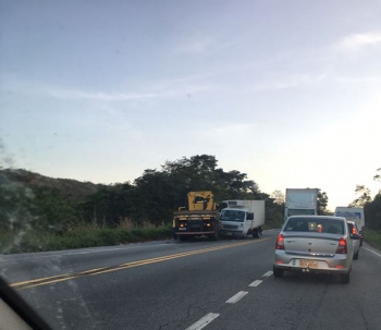 Atenção Motoristas que seguem para a capital: Batida entre caminhões deixa trânsito lento na BR-381
