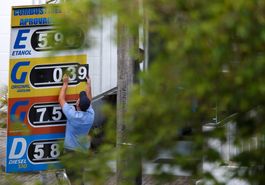 Petrobras reduz pre&ccedil;o da gasolina em 5,2% a partir desta ter&ccedil;a Combust&iacute;vel fica, em m&eacute;dia, R$ 0,14 mais barato para as distribuidoras