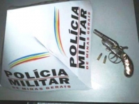 Arma &eacute; apreendida e moto clonada recuperada em S&atilde;o Jo&atilde;o Evangelista