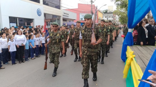 Desfile Cívico de 7 de setembro reúne milhares de pessoas em Guanhães