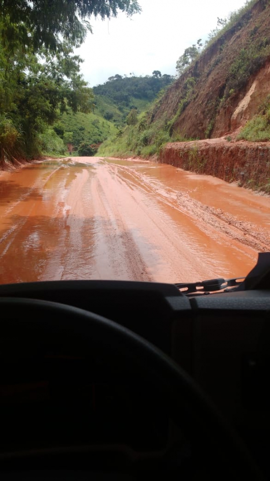 Trecho da MGC -120, próximo a Santa Maria de Itabira que foi interditado após queda de barreira já está liberado